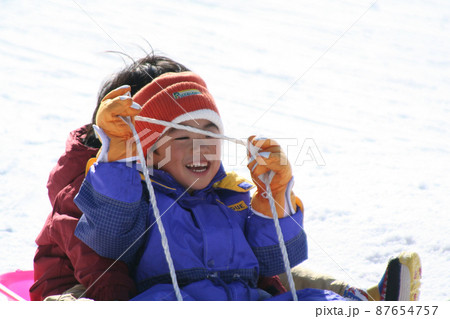 ソリ遊び　ちびっこゲレンデ　スキー場　雪国 　川場スキー場　子供　スノーボード　冬  87654757