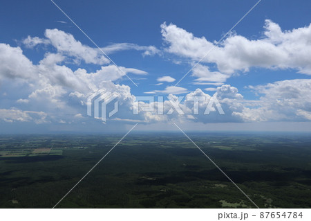 夏の根釧台地　西別岳から見る果てしない地平線 87654784