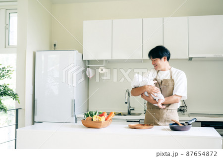 子育てと家事を手伝う男性（笑顔） 87654872