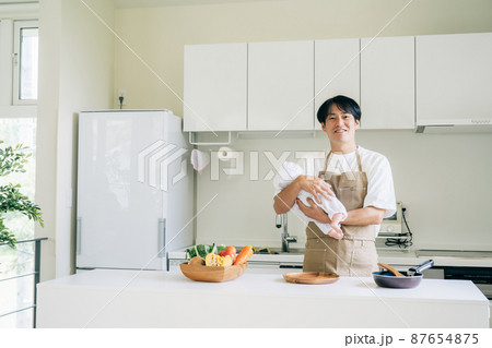 子育てと家事を手伝う男性（笑顔） 87654875