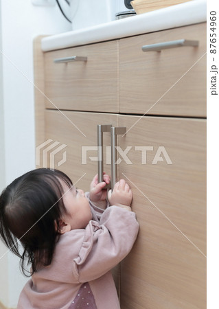 引き出しの扉をいたずらする赤ちゃん 87654960