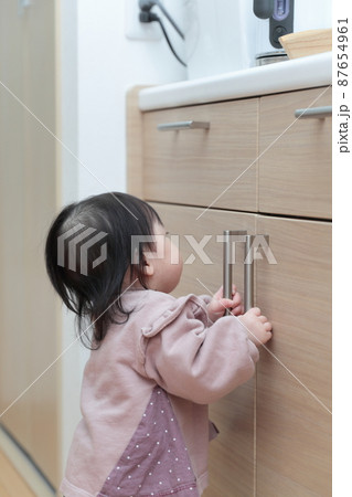 引き出しの扉をいたずらする赤ちゃん 87654961