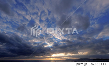 冬の夕空・ダイナミックに夕照する雲・超広角・220107pm 87655114