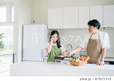 料理に口を出す男性 料理に口を出す男性 87655343