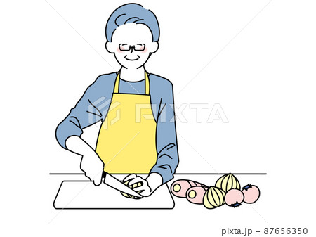 料理をするシニア男性 87656350