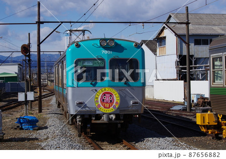 岳南富士岡駅に到着する岳南鉄道7000形電車 岳南富士岡駅に到着する岳南鉄道7000形電車 87656882
