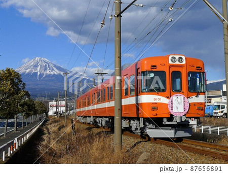 富士山と岳南電車9000形電車 87656891
