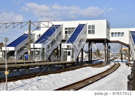 早春の北海道北斗市で道南いさりび鉄道上磯駅の風景を撮影 87657012