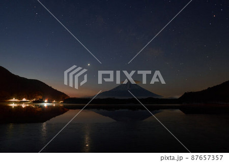 夜明けの金星と富士山　精進湖の氷上星景 87657357