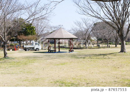 公園の東屋と修理のトラック 公園の東屋と修理のトラック 87657553