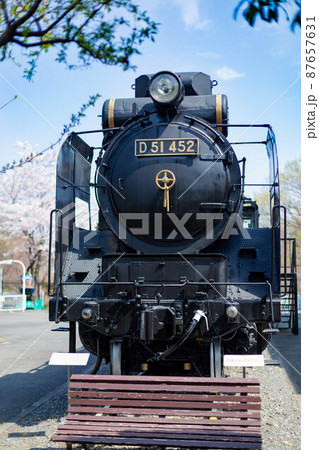 【日本】青梅市、公園に展示された黒いSL機関車の正面からの外観 87657631