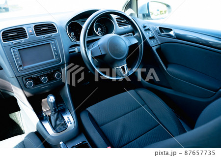 自動車　運転席 87657735
