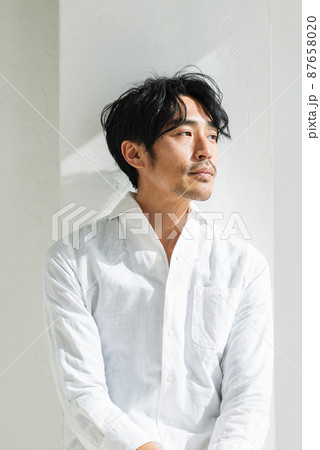 ミドル男性のポートレート 87658020