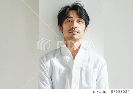ミドル男性のポートレート 87658024