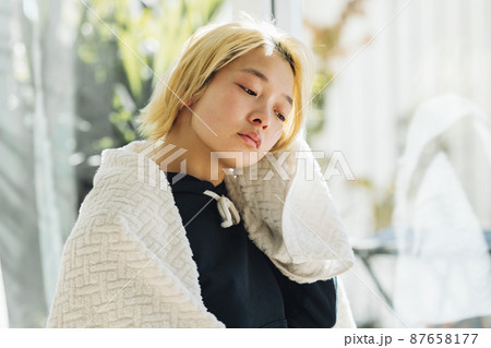 髪をタオルで拭く女性 髪をタオルで拭く女性 87658177