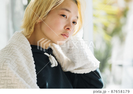 髪をタオルで拭く女性 87658179