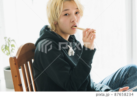 歯を磨く若いZ世代の女性 87658234