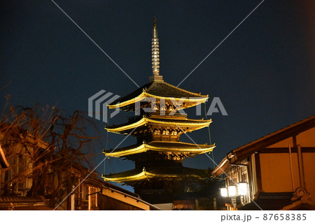最後の東山花灯路、八坂の塔 87658385