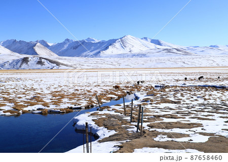 パミールハイウェイ　湖 87658460