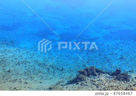 パミールハイウェイ　湖 87658467