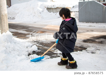 雪庇が張り出した屋根と冬の大雪、危険防止素材 雪庇が張り出した屋根と冬の大雪、危険防止素材 87658575
