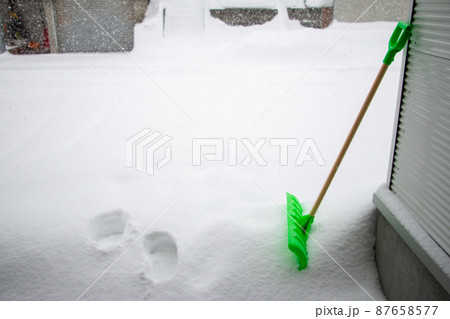 雪国の屋根に残る積雪と雪庇、冬の建物メンテナンス 雪国の屋根に残る積雪と雪庇、冬の建物メンテナンス 87658577