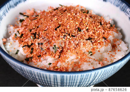 ご飯に掛けたタラコふりかけ ご飯に掛けたタラコふりかけ 87658626