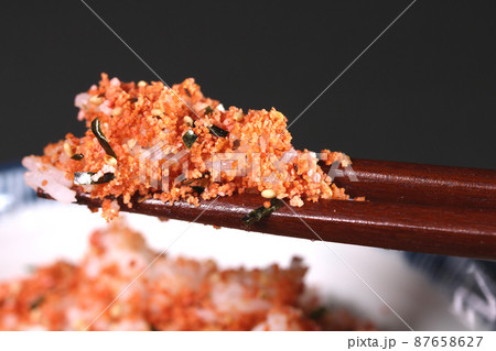 タラコふりかけをかけたご飯を食べる タラコふりかけをかけたご飯を食べる 87658627