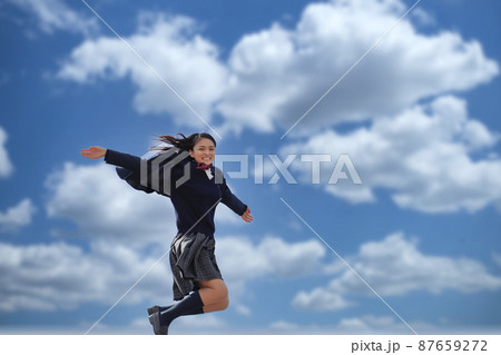 女子高生　ジャンプ　青空 87659272