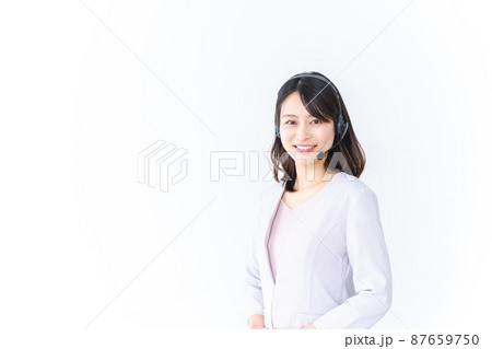 コールセンターで電話対応をする若い女性 コールセンターで電話対応をする若い女性 87659750