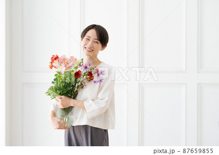 花束を抱えた女性　 87659855