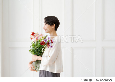 花束を抱えた女性　 87659859
