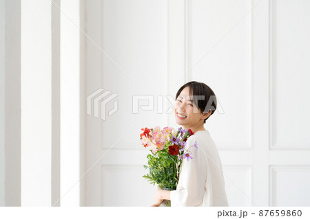 花束を抱えた女性 花束を抱えた女性 87659860