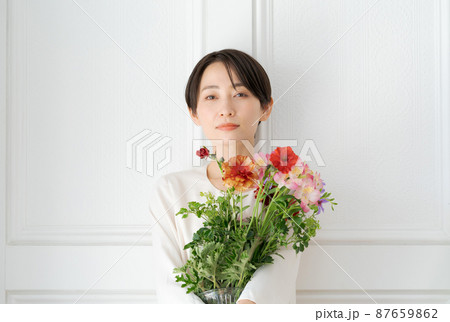 花束を抱えた女性 花束を抱えた女性 87659862