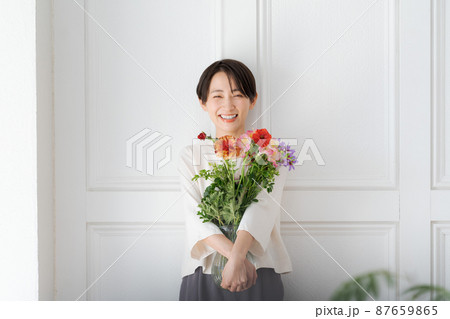 花束を抱えた女性　 87659865