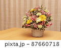 アルストロメリアやガーベラの花かご 87660718