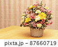 アルストロメリアやガーベラの花かご 87660719