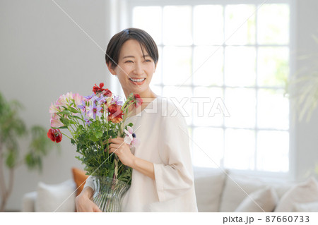 花束を抱えた女性　 87660733