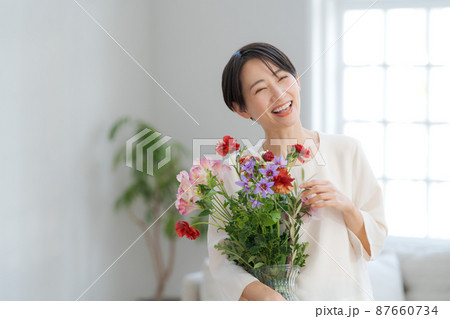 花束を抱えた女性　 87660734