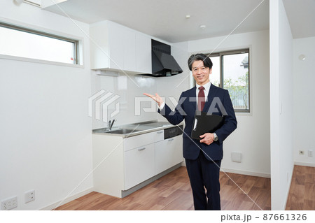 住宅を紹介する男性 住宅を紹介する男性 87661326