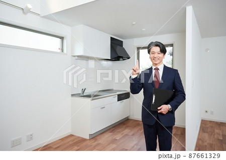 住宅を紹介する男性 住宅を紹介する男性 87661329