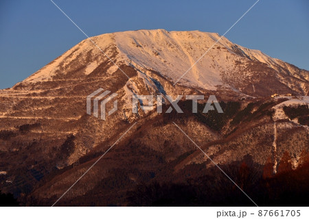 雪の伊吹山 87661705