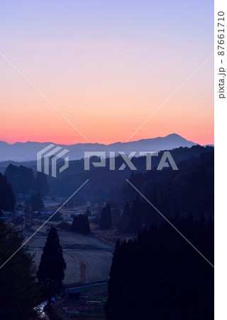 宇陀宮奥ダムの朝日 87661710