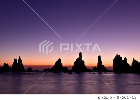 朝焼けの橋杭岩 朝焼けの橋杭岩 87661715