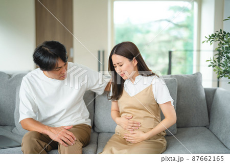 出産直前の妊婦と心配する男性 87662165