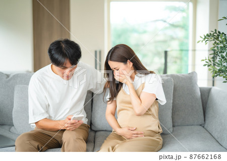 出産直前の妊婦の病院を探す男性（スマホ） 87662168
