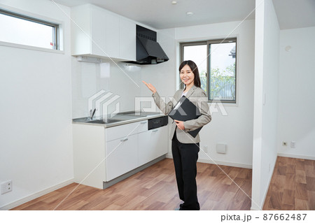 住宅を紹介する女性 住宅を紹介する女性 87662487