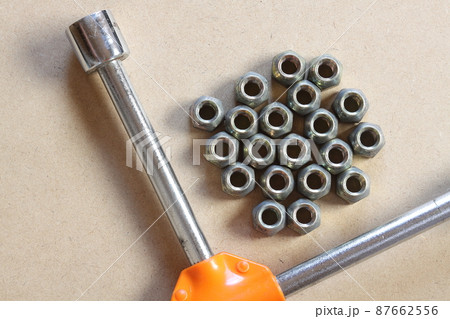 自動車用のホイールナットとクロスレンチ 87662556