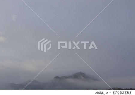 1月中旬 靄のかかる金華山岐阜城と朝空 1月中旬 靄のかかる金華山岐阜城と朝空 87662863