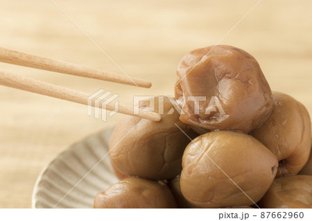 陶器のお皿に盛られた手作りの梅干しのアップ 陶器のお皿に盛られた手作りの梅干しのアップ 87662960